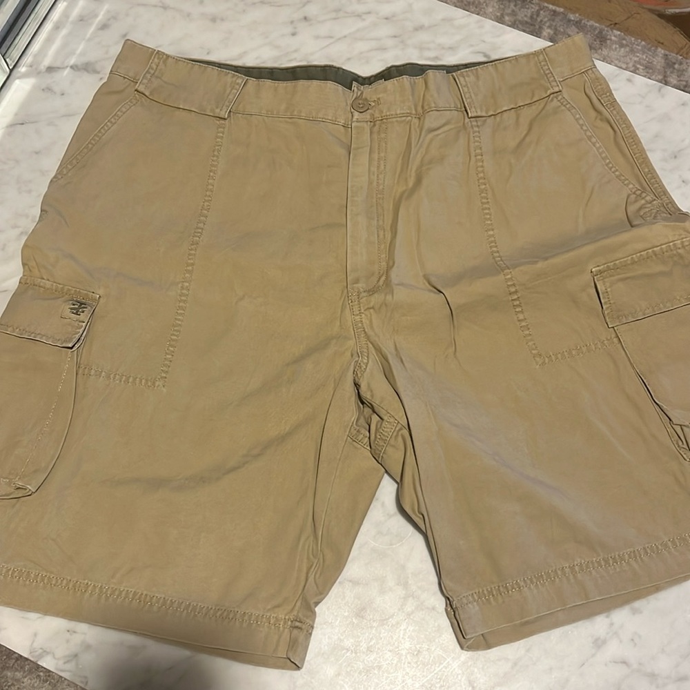 Izod Mens Khaki Cargo Shorts Sz 42 - G8